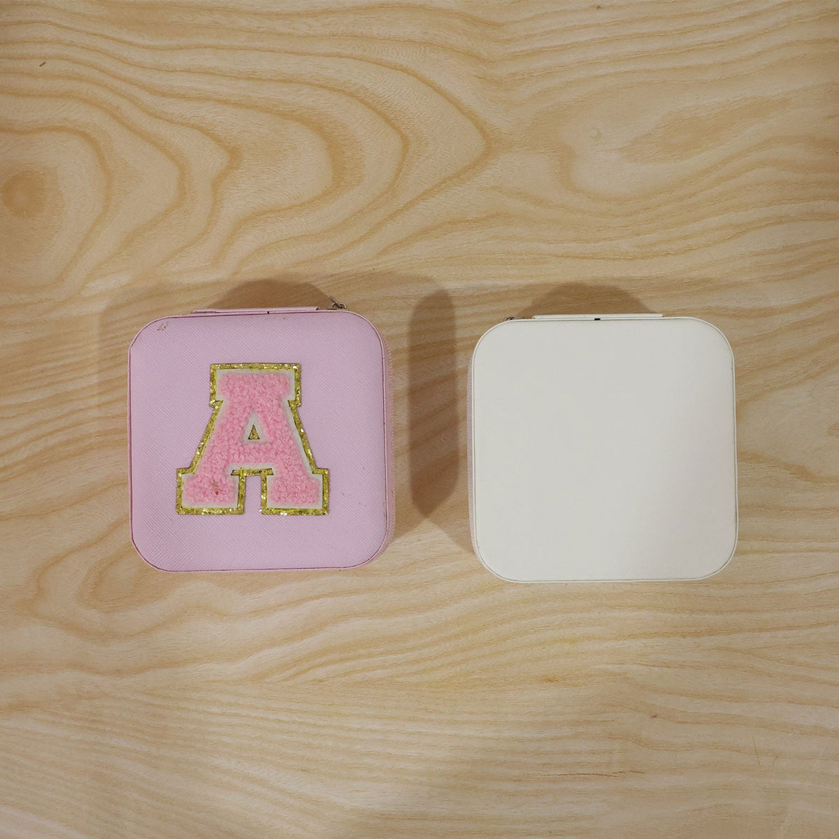Travel jewellery boxes, pink and white, closed
